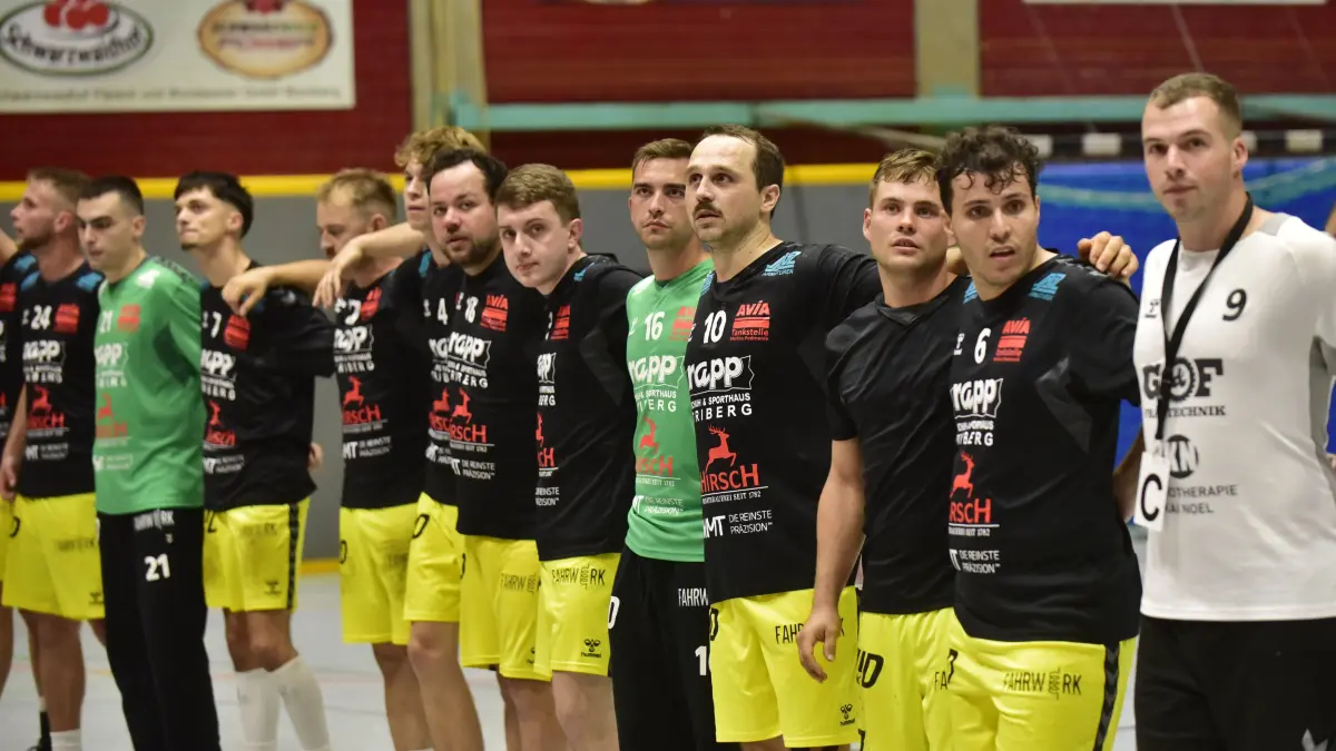 Handball TV St. Georgen (schwarz-gelb) – TV Weilstetten II (blau), „Dank bei Fans nach Spiel“