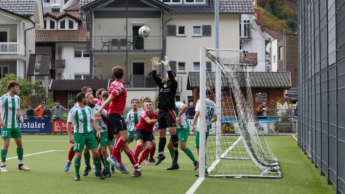 Die SG Gengenbach/Reichenbach (grün-Weiße Trikots) will ihren Kasten in Prinzbach sauber halten.