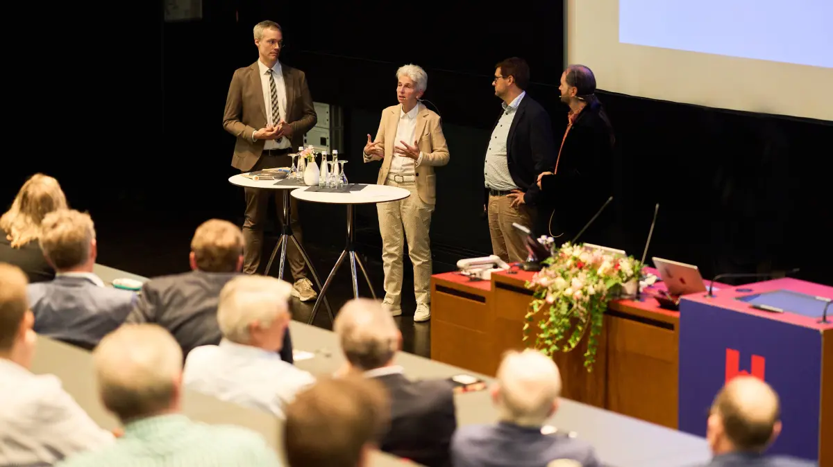 Gerhard Schreiber, Marie-Agnes Strack-Zimmermann, Tobias Kreilos und Gernot Meier (von links) diskutierten mit dem Publikum.