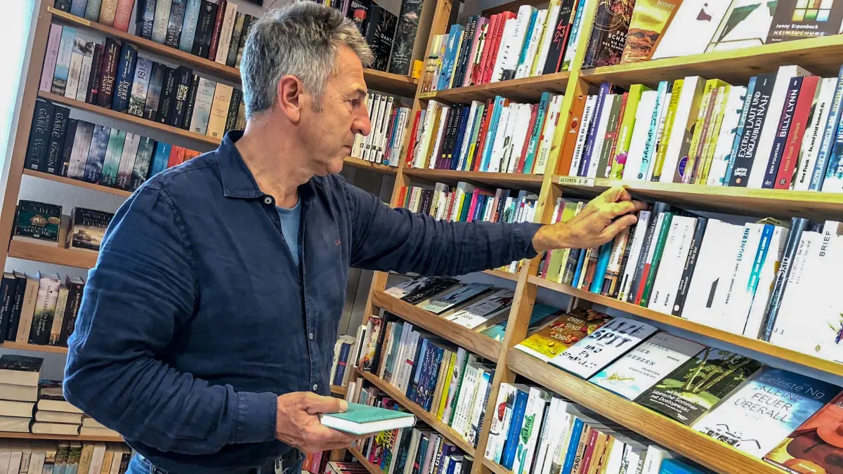 Inhaber Jürgen Rieger in seiner Buchhandlung