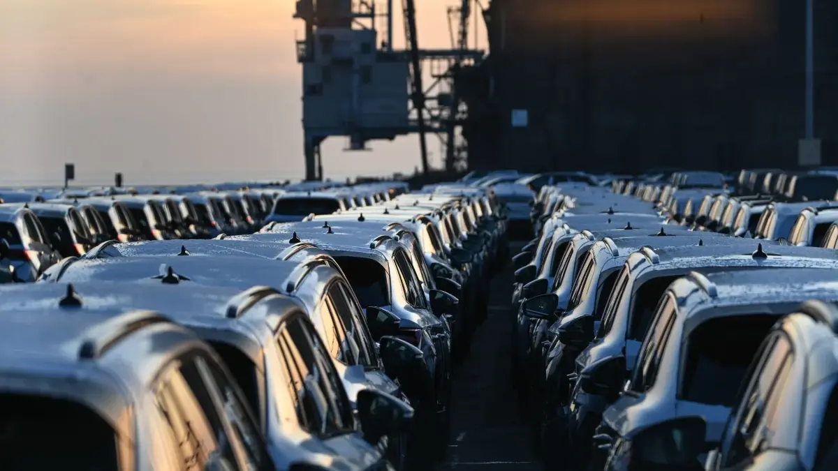 Eng an Eng stehen zahlreiche Autos auf der Verladepier. (zu dpa: ««China-Schock» trifft vor allem die Autoindustrie»)