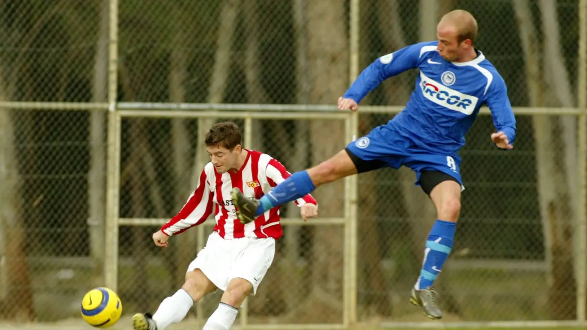 Bildnummer: 01899453 Datum: 19.01.2006 Copyright: imago/Contrast
Tom Persich (Union, li.) zieht ab, Sebastian Hoeneß (Hertha II) springt dazwischen; Testspiel, Vdig, quer, Schuss, Schusshaltung, schießen, Ball, Sprung, springen Hertha BSC Berlin (A), Amateure - 1.FC Union Berlin 1:1, Amat., Vorbereitung, Trainingslager, Test Belek 2005/2006 Dynamik, Fußball Herren Mannschaft Totale Aktion Personen