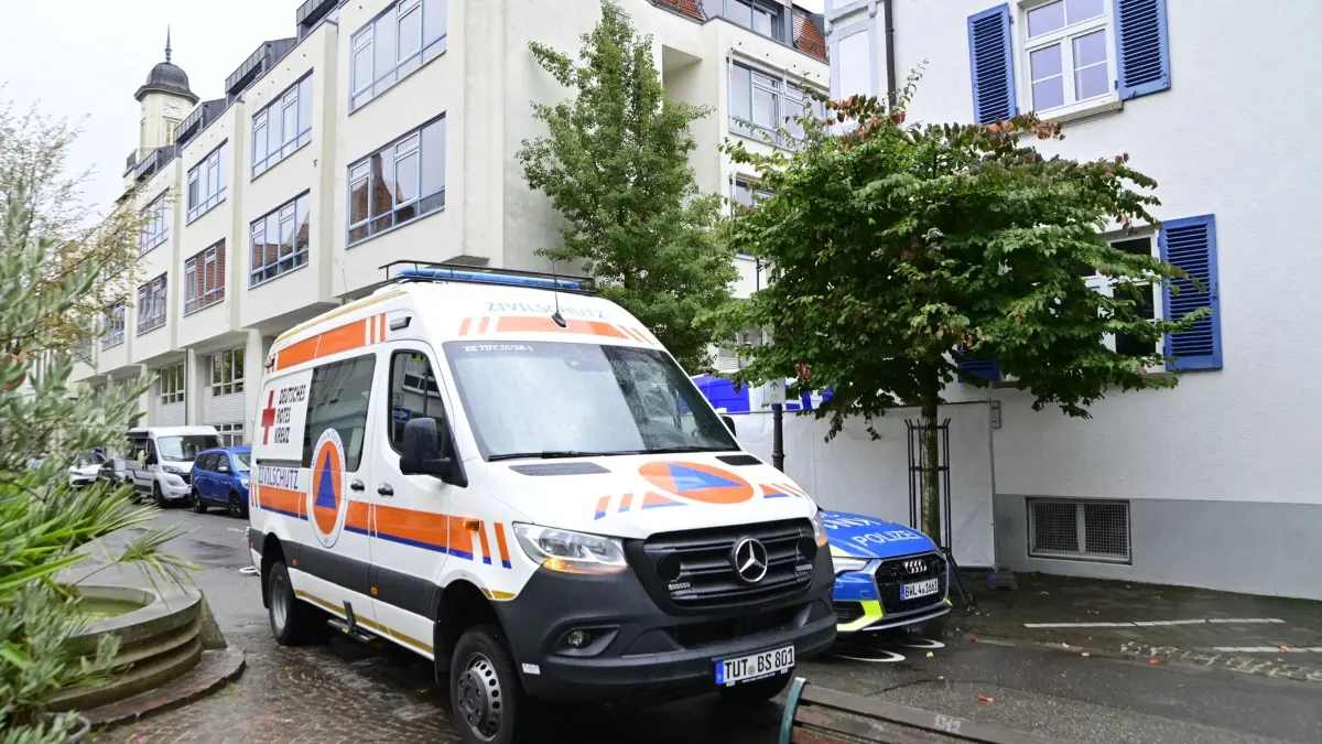 Schusswechsel in Tuttlingen: HANDOUT - 08.10.2026, Baden-Württemberg, Tuttlingen: Einsatzfahrzeuge der Polizei und Rettungskräften stehen an einem abgesperrten Bereich zu einem Schusswechsel in einer Fußgängerzone nahe dem Rathaus. Foto: Roland Sprich/dpa +++ dpa-Bildfunk +++