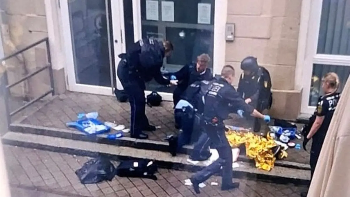 Schusswechsel in Tuttlingen: In der Rathausstraße kommt es zu einem Polizeieinsatz, Einsatzkräfte sind vor Ort. (zu dpa: «Schüsse in Tuttlingen - Lage unklar»)