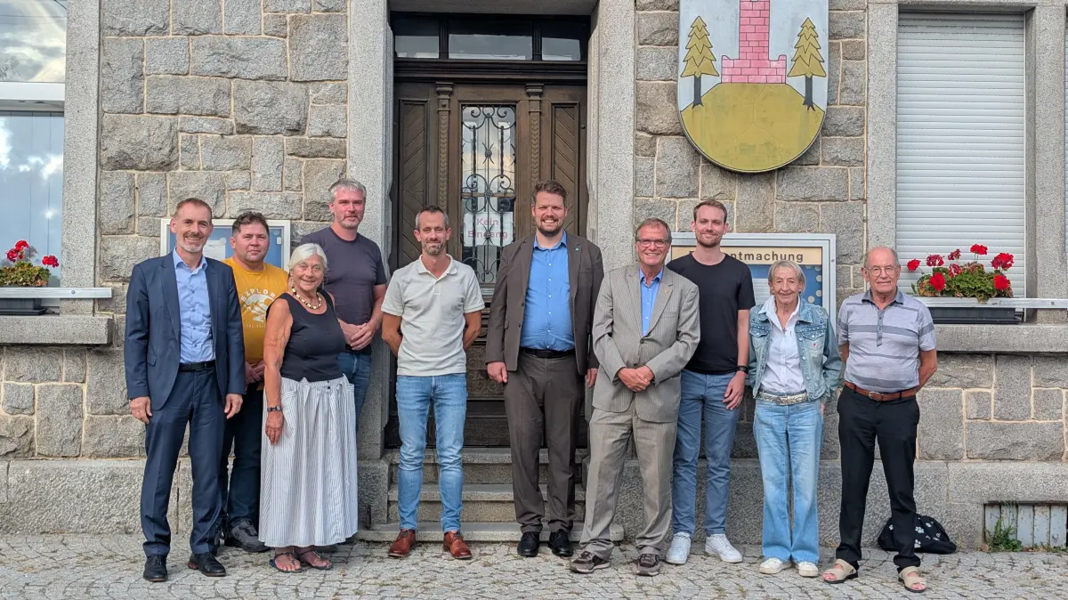 Die Kreistagsfraktion der SPD vor dem Rathaus in Malsburg-Marzell