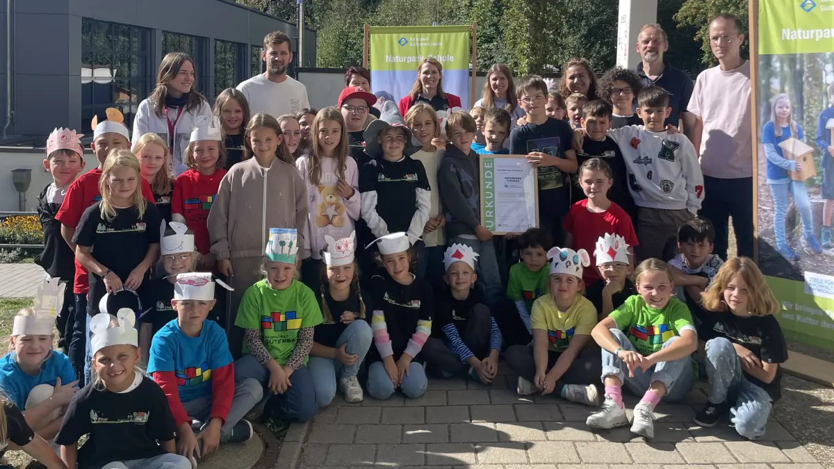 Rezertifizierung als Naturparkschule Bürgermeisterin Lisa Hengstler, Rektor Simon Götschel und Naturparkvertreter Arno Messerschmidt sowie die Lehrkräfte und Schüler freuen sich gemeinsam über die Verlängerung der Auszeichnung um weitere fünf Jahre.