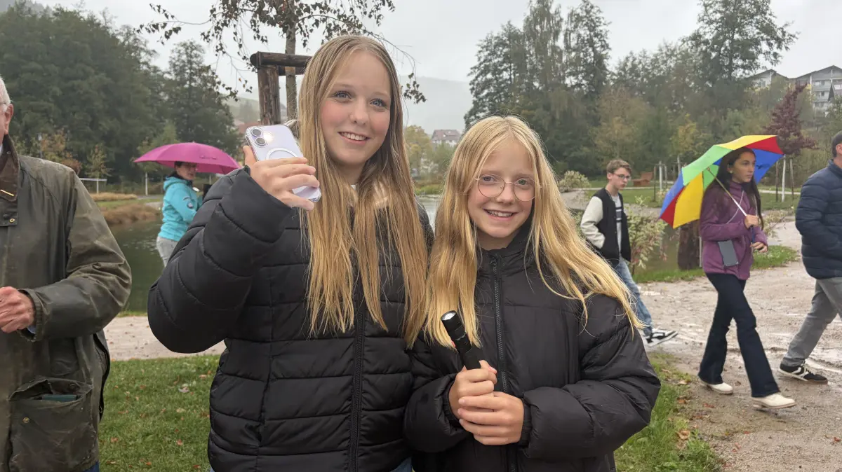 Trotz Regen und Kälte versammelten sich zahlreiche Baiersbronner auf der Schelklewiese, um mit ihren Taschenlampen beim SWR1 Hitmach-Duell gegen Remshalden anzutreten.