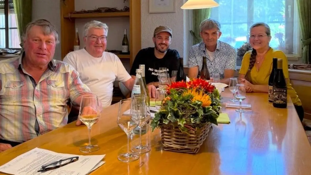 Beim Familienbetrieb Weingut Röschard sind Oberbürgermeisterin Diana Stöcker und WWT-Geschäftsführer Peter Krause (Zweiter von rechts) zu Gast und erhielten Infos aus erster Hand.