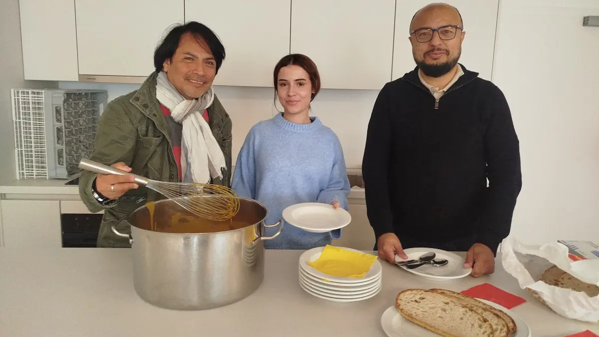 Ivan Mendez (Fachbereichsleiter), Praktikantin Selina Murati und Integrationsmanager Adem Ademi (von links) wollen mit den Bewohnern der Zeller Anschlussunterbringung in den Austausch gehen.