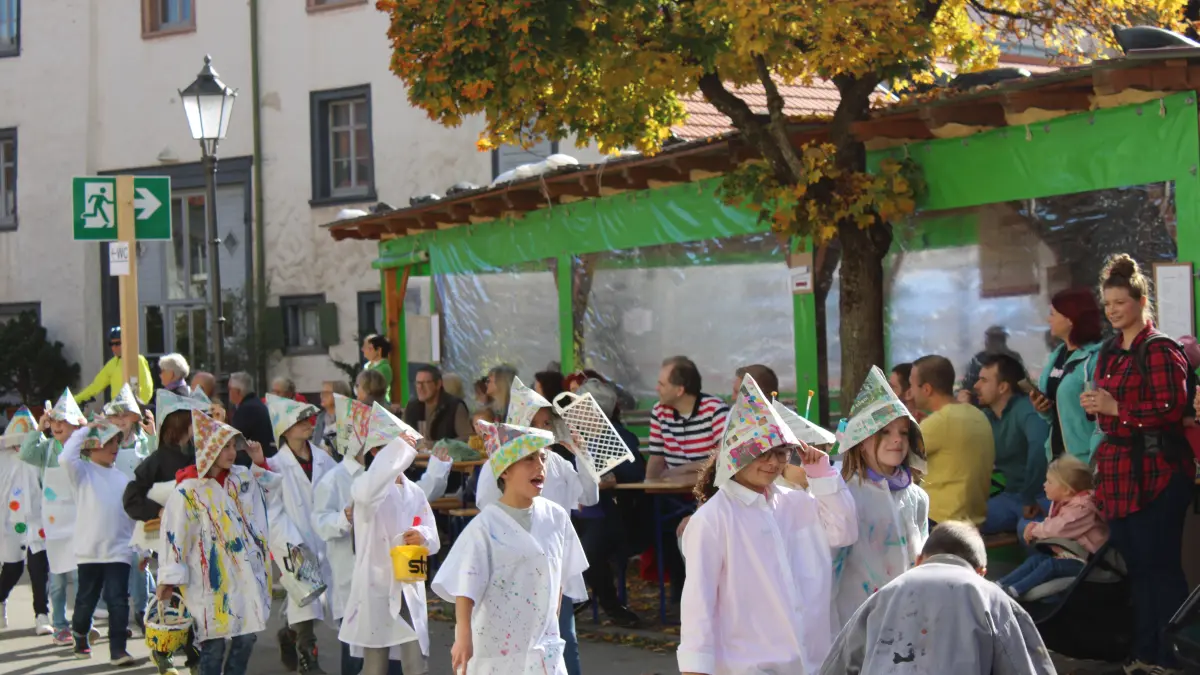Beim Ernteaufzug am Kilbig-Montag verkörpern viele Schulkinder traditionelle, handwerkliche Berufe.