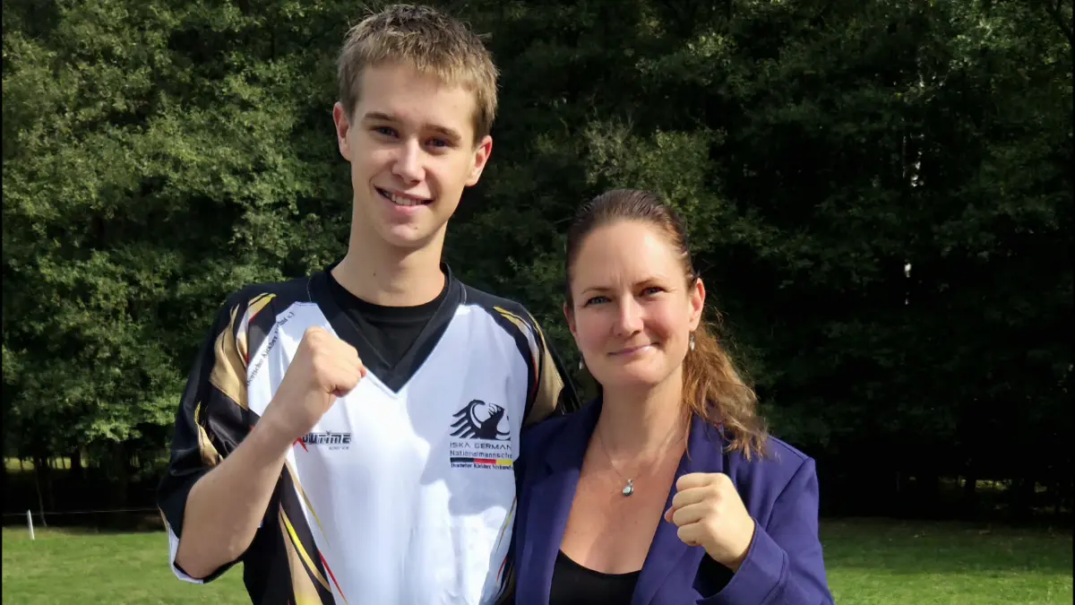 vlnr: Luca Plocher; BM Sabine Zenker - Luca Plocher aus Enzklösterle startet im November bei der ISKA-Weltmeisterschaft in Madrid für das deutsche Nationalteam.