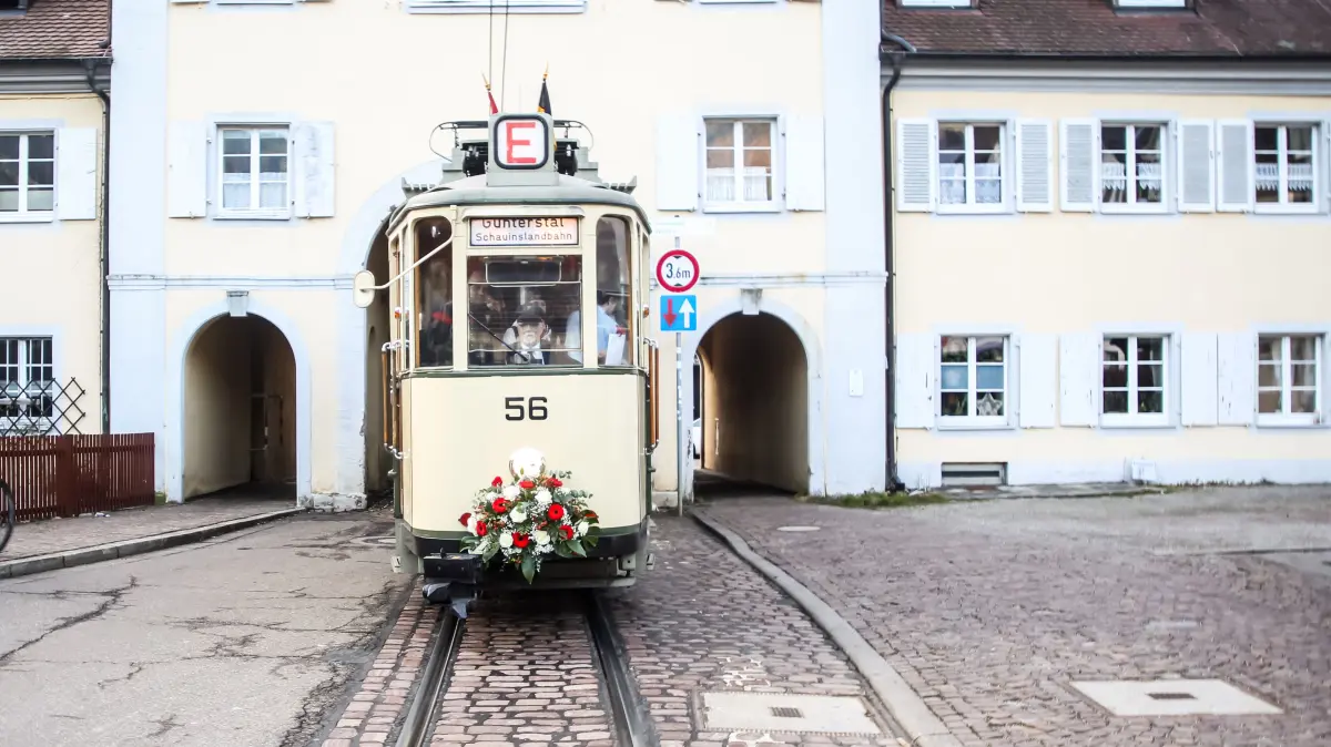 Die historische "Bahn 56" aus dem Jahr 1927 fährt durch Freiburg.