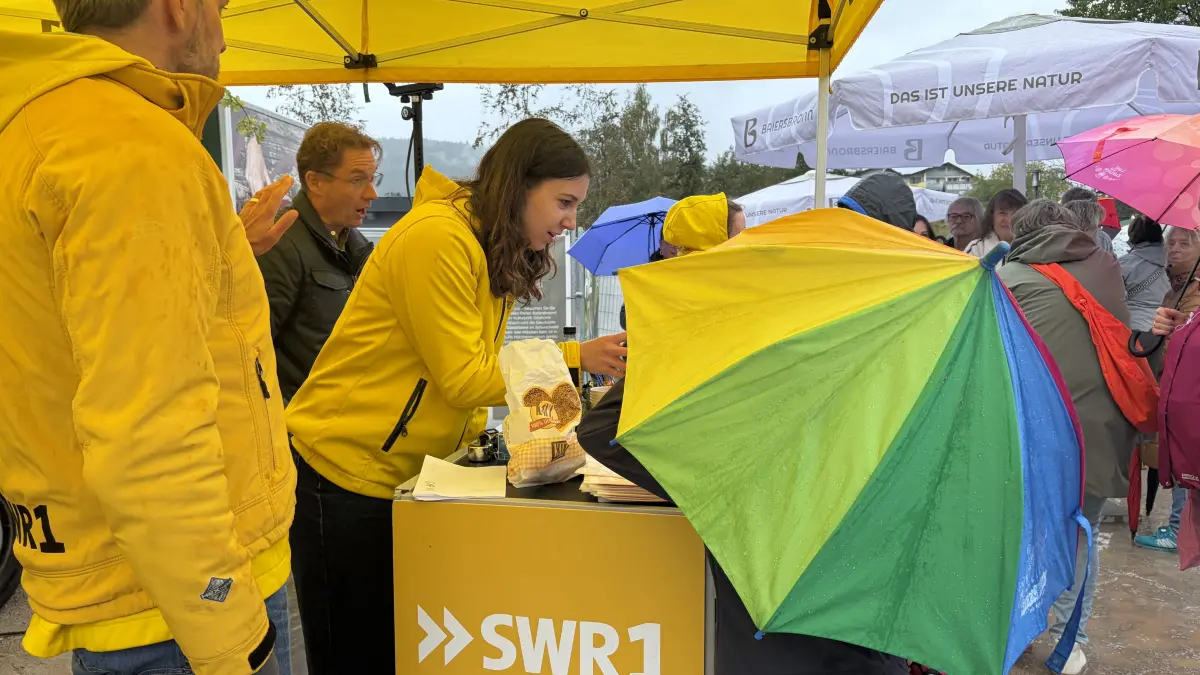 Trotz Regen und Kälte versammelten sich zahlreiche Baiersbronner auf der Schelklewiese, um mit ihren Taschenlampen beim SWR1 Hitmach-Duell gegen Remshalden anzutreten.