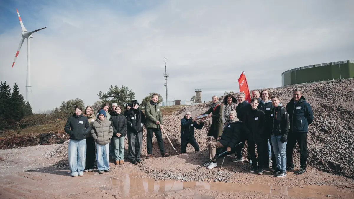Die Zeitkapsel wird im Beisein der Projektbeteiligten im Fundament versenkt.
