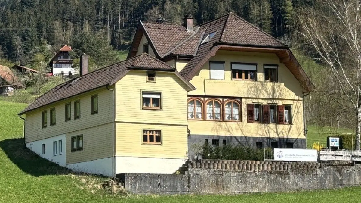 Das Gebäude des Gutach-Heims (im Vordergrund) errichtete der damalige Riesenbauer für seinen Sohn 1923, der aber verstarb. So kaufte es 1924 der EC-Verband (Entschieden für Christus) und baute es zu einem Erholungsheim um. Den mächtigen Riesenbauernhof (hinten) brannte nieder.