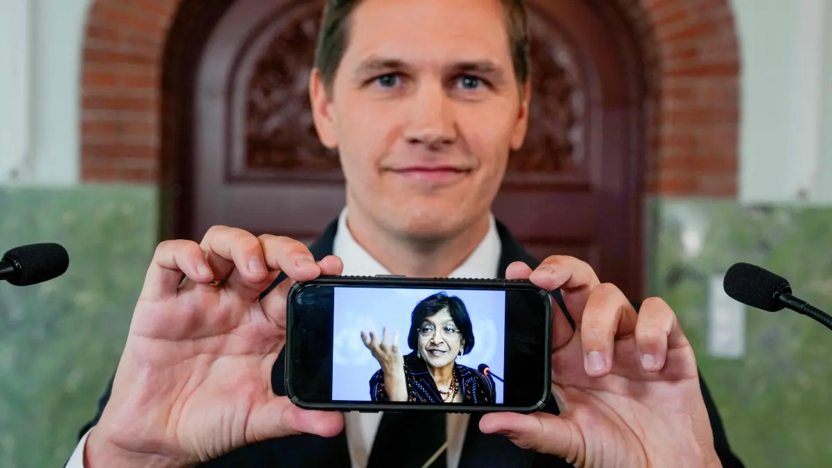 NORWAY-NOBEL-PEACE: The Chairman of the Nobel Committee, Jørgen Watne Frydnes, shows a mobile phone dispplaying a picture of Navanethem "Navi" Pillay who was awarded the 2026 Nobel Peace Prize at the Nobel Institute in Oslo, Norway, on October 9, 2026. The Norwegian Nobel Committee said Friday it had decided to honour South African human rights champion Navi Pillay at a time when internationl law and institutions were under attack. (Photo by Javad Parsa / NTB / AFP) / Norway OUT