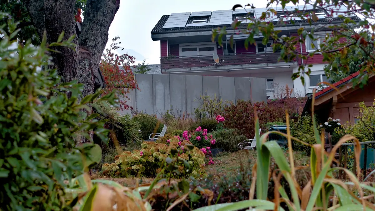 Auf der Baustelle hat sich nichts getan, doch im Hintergrund beugen sich die Behörden über den Bauantrag für eine umstrittene Gartenumgestaltung in St. Georgen.