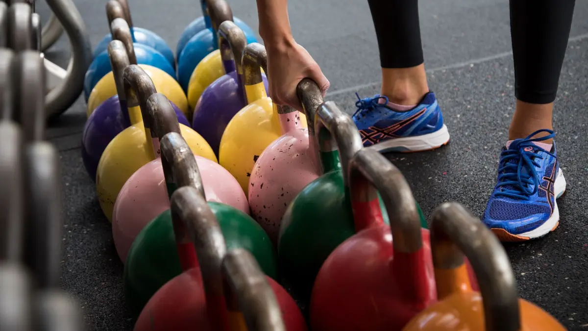 Eine Frau trainiert mit Kugelhanteln: ILLUSTRATION - Immer eine gute Sache, in den Wechseljahren aber ganz besonders: mit Krafttraining beginnen. (zu dpa: «Was es mit dem Hormonbauch auf sich hat») Foto: Christin Klose/dpa-tmn - Honorarfrei nur für Bezieher des dpa-Themendienstes +++ dpa-Themendienst +++
