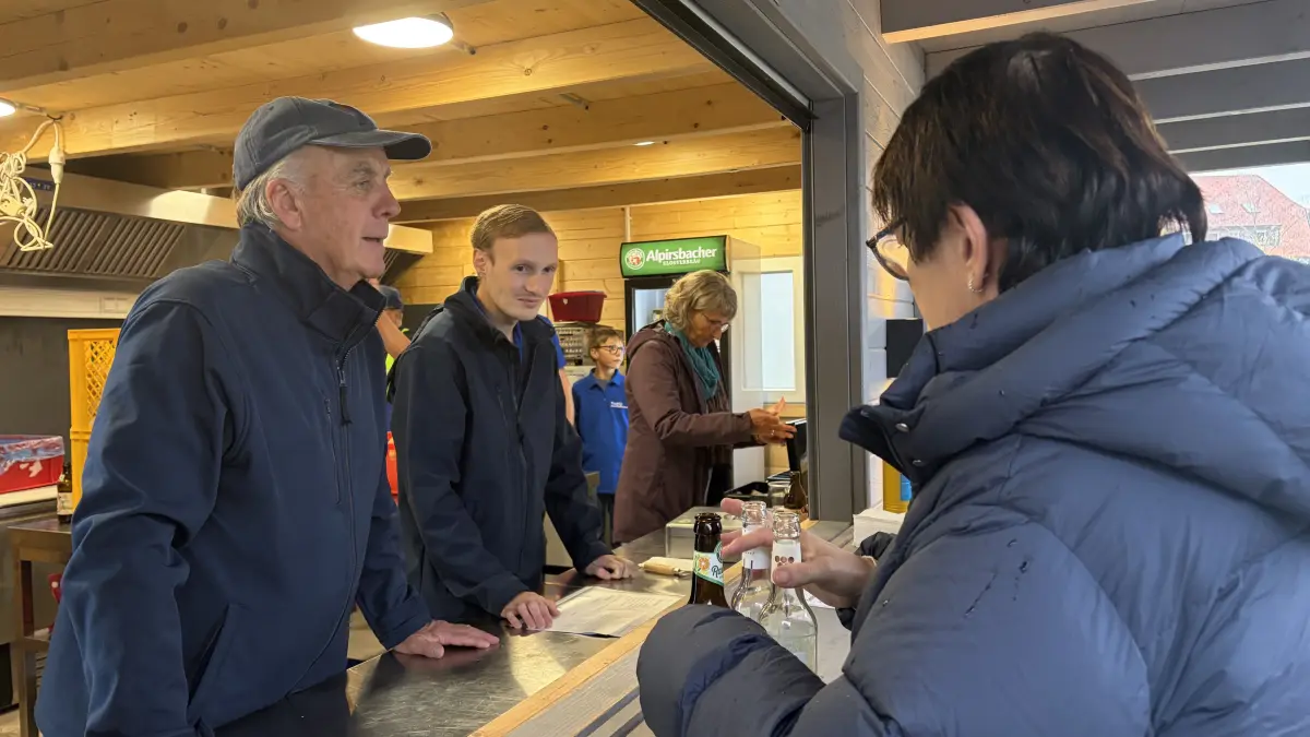 Trotz Regen und Kälte versammelten sich zahlreiche Baiersbronner auf der Schelklewiese, um mit ihren Taschenlampen beim SWR1 Hitmach-Duell gegen Remshalden anzutreten.