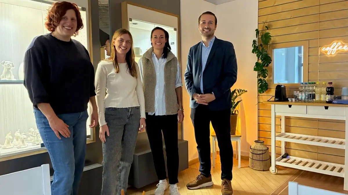 Wirtschaftsbeauftragte Elke Latscha, Gründerin Katja Öhler, Porzellinchen Mitarbeiterin Desirée Held und Oberbürgermeister Adrian Sonder im neuen Malstudio.
