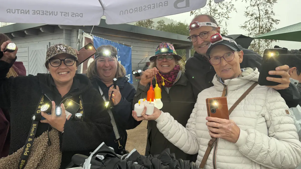 Trotz Regen und Kälte versammelten sich zahlreiche Baiersbronner auf der Schelklewiese, um mit ihren Taschenlampen beim SWR1 Hitmach-Duell gegen Remshalden anzutreten.