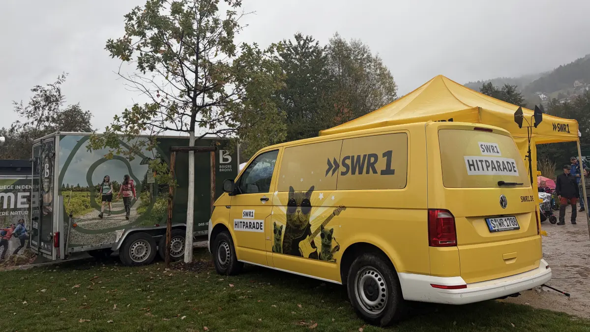Trotz Regen und Kälte versammelten sich zahlreiche Baiersbronner auf der Schelklewiese, um mit ihren Taschenlampen beim SWR1 Hitmach-Duell gegen Remshalden anzutreten.