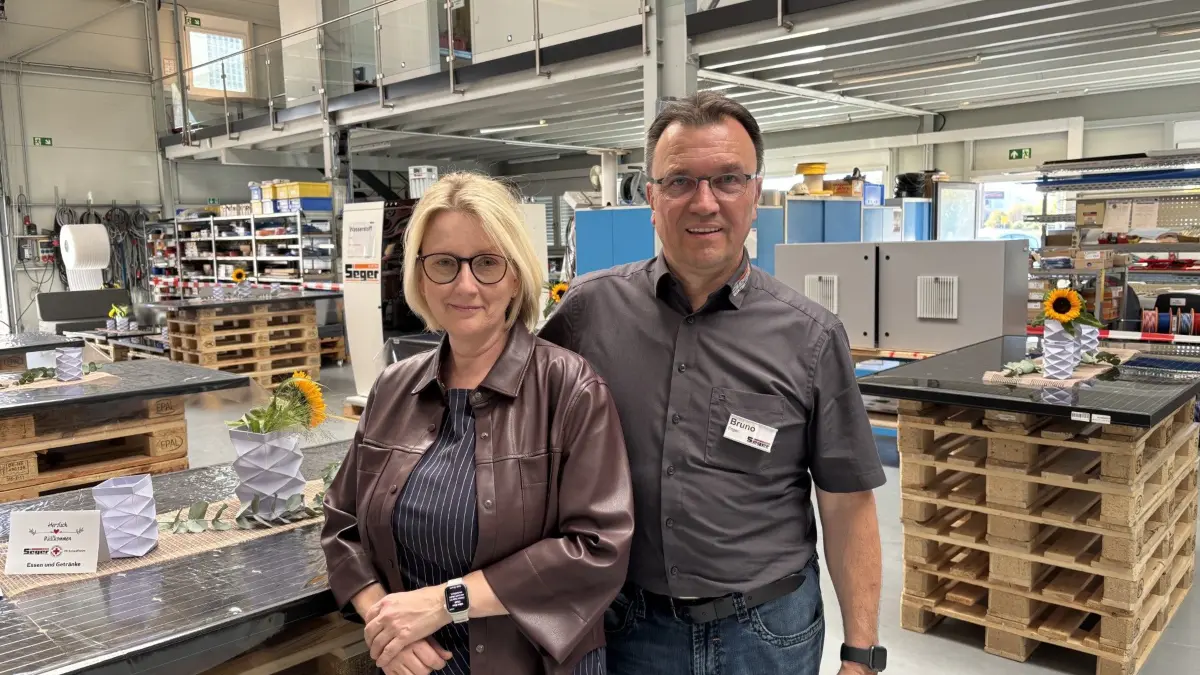 Die Inhaber Daniela und Bruno Seger in den Geschäftsräumen des Unternehmens in Schopfheim.