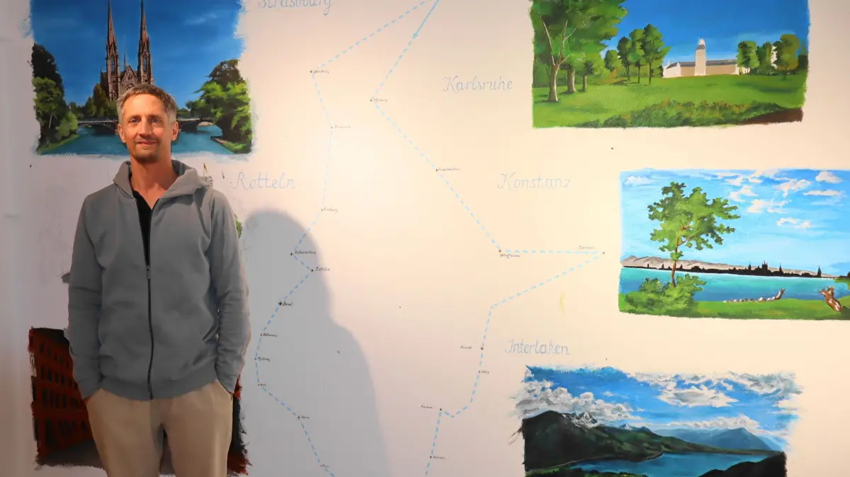 Museumsleiter Dominik Baiker präsentiert die neue Ausstellung "Hebels Schweizerreise"