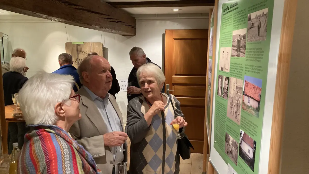 Cordula Hollerbach-Malutzki (von links), Willi Ehret, Ingrid Kupfer freuen sich über eine gelungene Ausstellung im Heimatmuseum in Oberweier