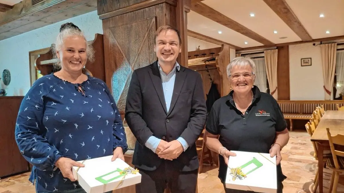 Geehrt wurden Inge Rigling (links) und Veronika Moog durch Bürgermeister Benedikt Eisele.
