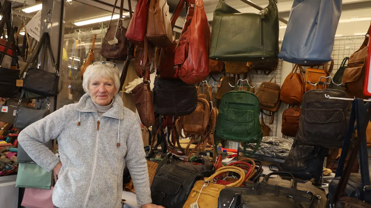 Lydia Leufke hat „Leder-Leufke“ vor fast 50 Jahren gegründet. Seit 14 Jahren kommt sie als reisende Unternehmerin auf die Villinger Märkte.