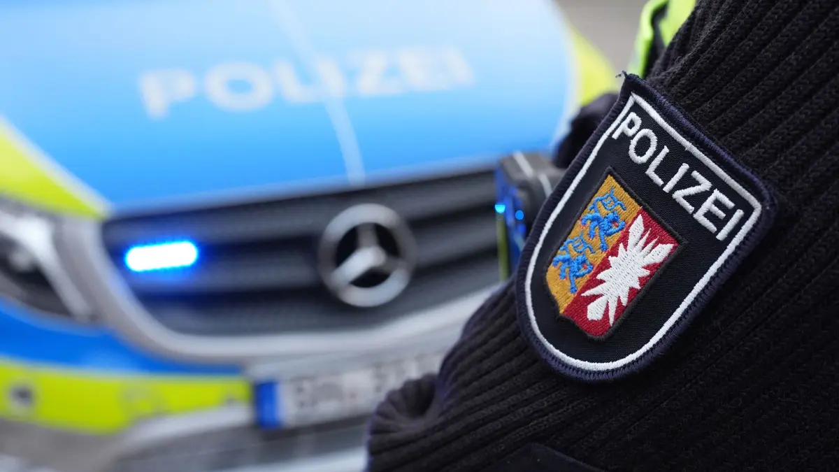 Polizei Schleswig-Holstein: ARCHIV - 11.12.2024, Schleswig-Holstein, Kiel: Das Landeswappen von Schleswig-Holstein und der Schriftzug «Polizei» sind auf dem Ärmel einer Polizistin zu sehen. (zu dpa: «Polizei findet mehrere Kilo Cannabis und illegale Spielhalle») Foto: Marcus Brandt/dpa +++ dpa-Bildfunk +++