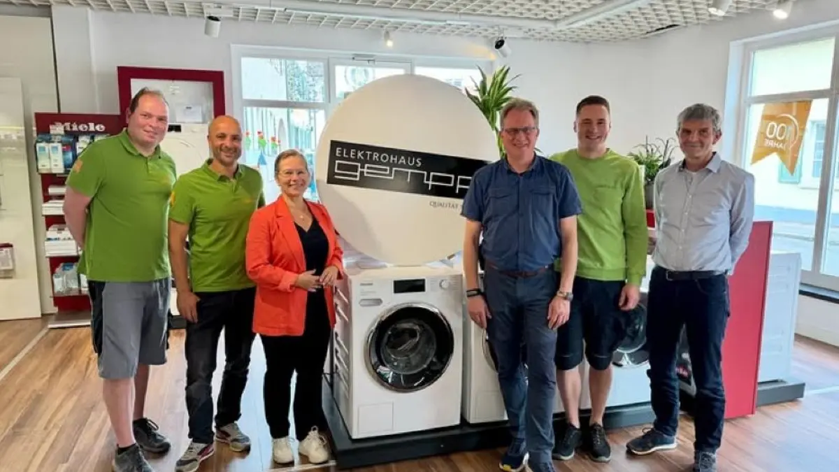 Tradition und Zukunft: Oberbürgermeisterin Diana Stöcker und WWT-Geschäftsführer Peter Krause (r.) statteten dem Elektrohaus Gempp in Alt-Weil einen Besuch ab.