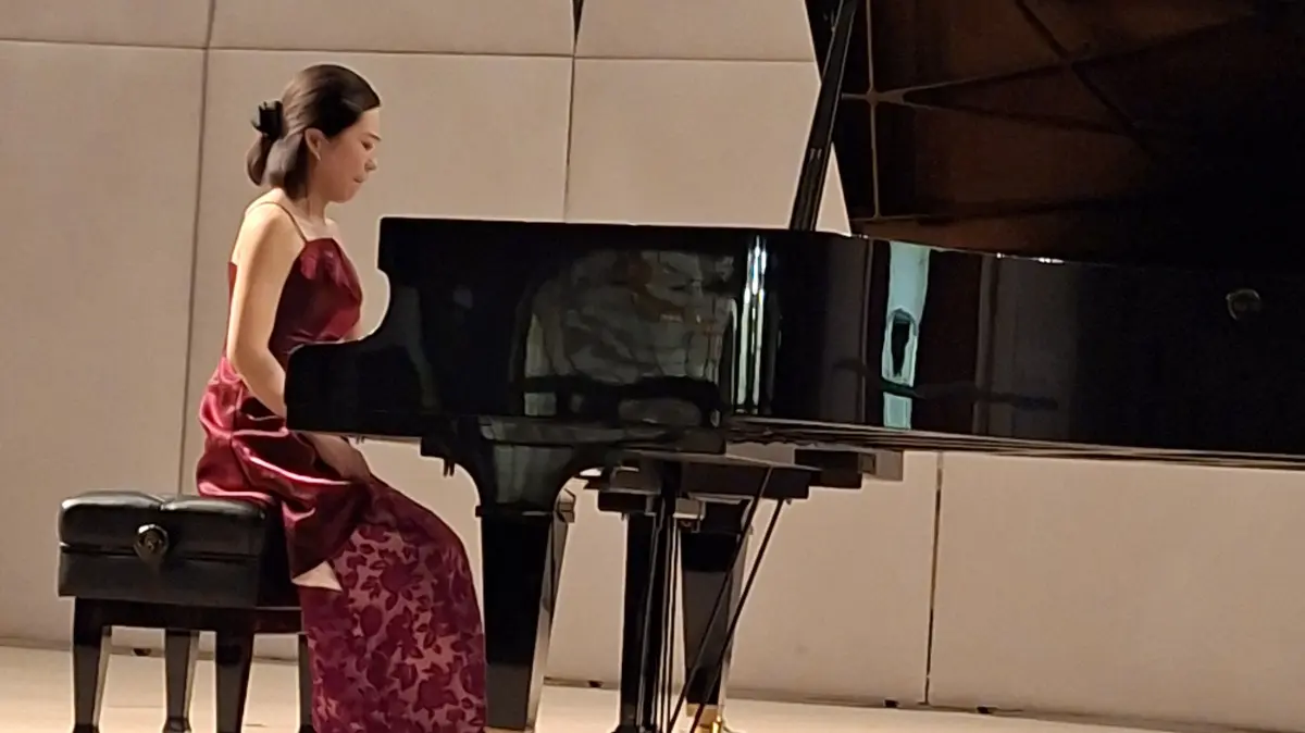 Miku Arizono spielt beim 5. Oberndorfer Meisterkonzert der Saison 2026 in der ehemaligen Klosterkirche Werke von Bach und Schumann.