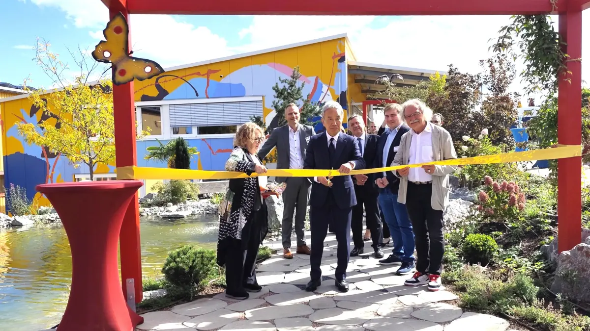 Mit dem Durchschneiden des Bandes durch Masahiko Mori wurde der neue japanische Garten mit Teich im Betriebsgelände der Heppler CNC-Technik eingeweih (von links): Astrid Heppler, Harald Neun, Masahiko Mori, Alfred Geißler, Patrick Heppler und Dieter Heppler.