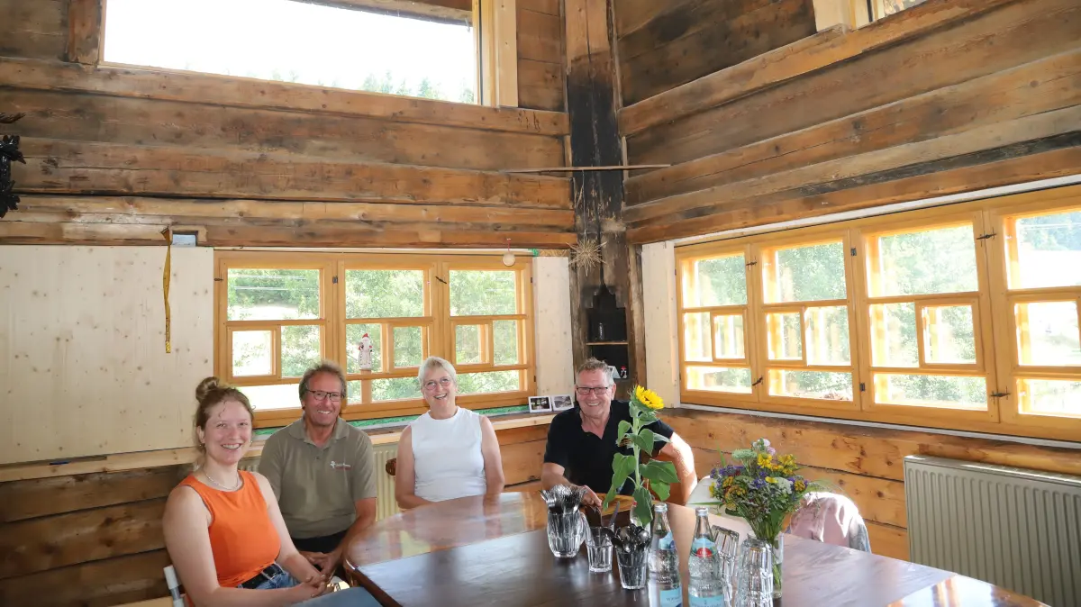 Lea, Bernhard und Elke Storz mit Zimmermeister Johannes Göppert im neuen alten Wohnzimmer. Hier wurde eine Decke herausgenommen, um dem Raum Luft zu geben. Im Oberlicht recht sieht man die alte Dachuntersicht, die weitgehend erhalten werden konnte
