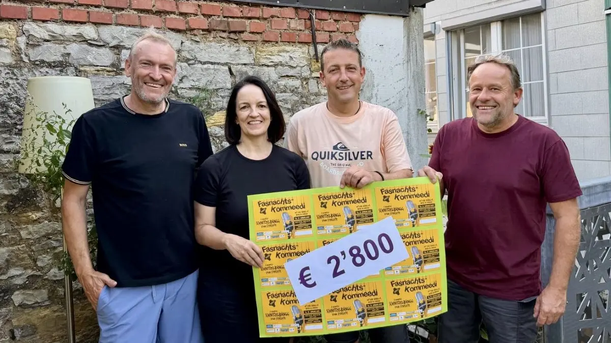 Bei den Beteiligten herrschte bei der symbolischen Scheckübergabe rege Freude.