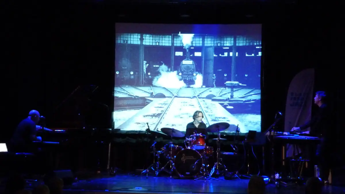 Singülar improvisierte im Nagolder Kubus live zum Film.