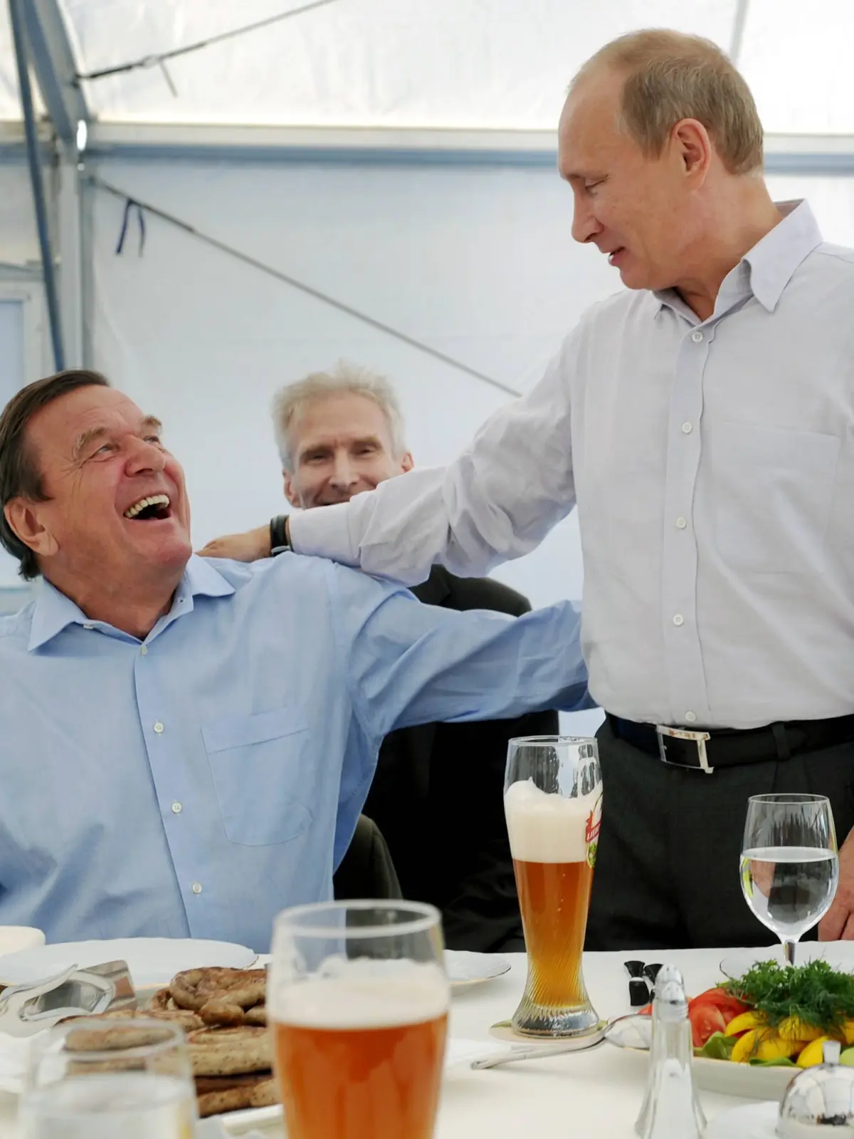 ITAR-TASS: VYBORG, RUSSIA. SEPTEMBER 6, 2011. The chairman of the board of Nord Stream AG, former German Chancellor Gerhard Schröder and Russia s Prime Minister Vladimir Putin L-R meet at the Portovaya compressor station in Vyborg. PUBLICATIONxINxGERxAUTxONLY Aufmacher RE0ED5A7