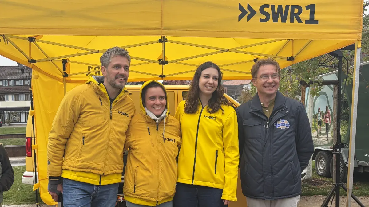 Trotz Regen und Kälte versammelten sich zahlreiche Baiersbronner auf der Schelklewiese, um mit ihren Taschenlampen beim SWR1 Hitmach-Duell gegen Remshalden anzutreten.