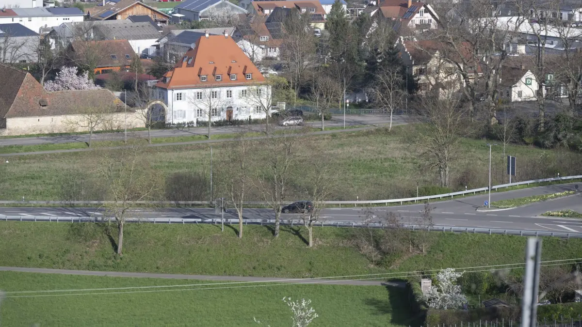 Auf der Grünfläche zwischen Bundesstraße, Südtangente, Platanenallee und Wohnwuartier soll das neue Feuerwehrgebäude entstehen.