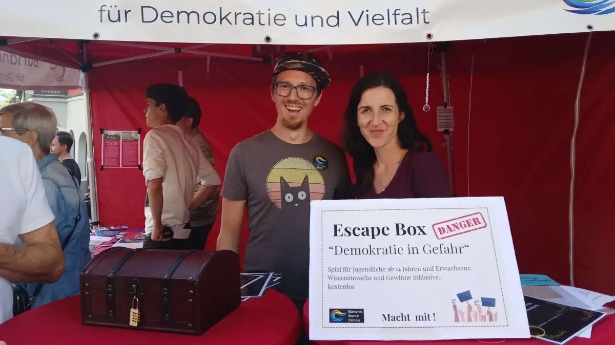 Florian Brucker und Martina Scheffczyk beim Herbstfest am Stand des Bündnisses Bunte Donau.