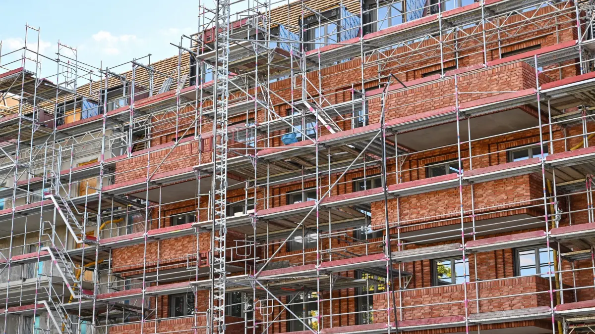 Wohnungsbau: Baustelle eines Mehrfamilienhauses mit neuen Wohnungen. (zu dpa: «Förderung für klimafreundlichen Neubau bis Jahresende sicher»)