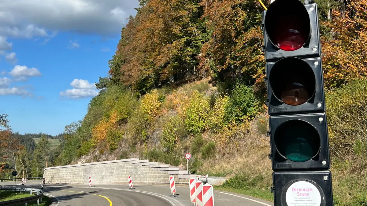Auf der B 33 zwischen Triberg und St. Georgen sind die Arbeiten an den Stützmauern bald abgeschlossen. Dass der Verkehr einige Wochen nach Beginn der Arbeiten einspurig mit Ampel geregelt wurde, hat sich bewährt.