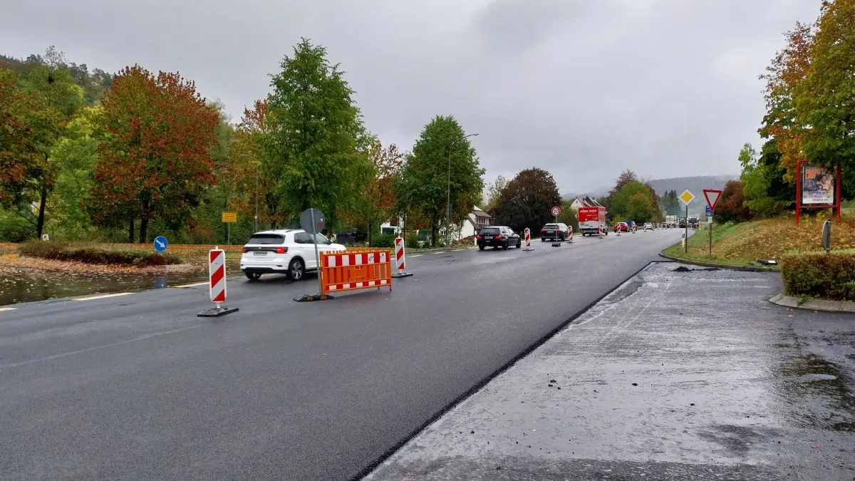 Die Asphaltarbeiten auf der B 463 zwischen den Albstädter Stadtteilen Laufen und Lautlingen laufen auf Hochtouren.