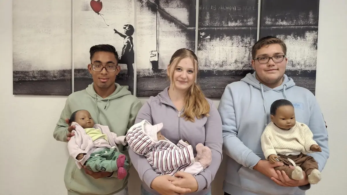 Schülerinnen und Schüler der Propsteischule Aalen-Westhausen mit den Babypuppen der Caritas: "teilweise auch nervig".