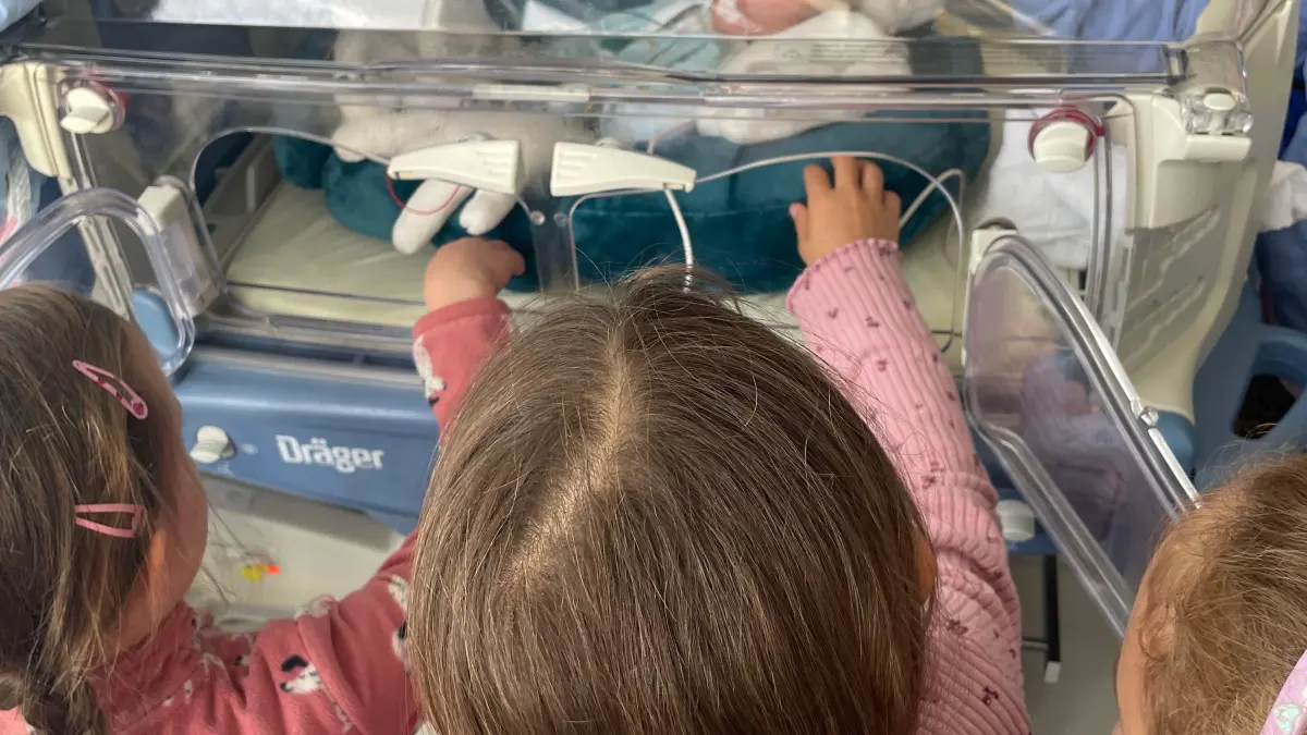Die Kinder durften selbst ausprobieren, wie sich ein Brutkasten für Säuglinge anfühlt.