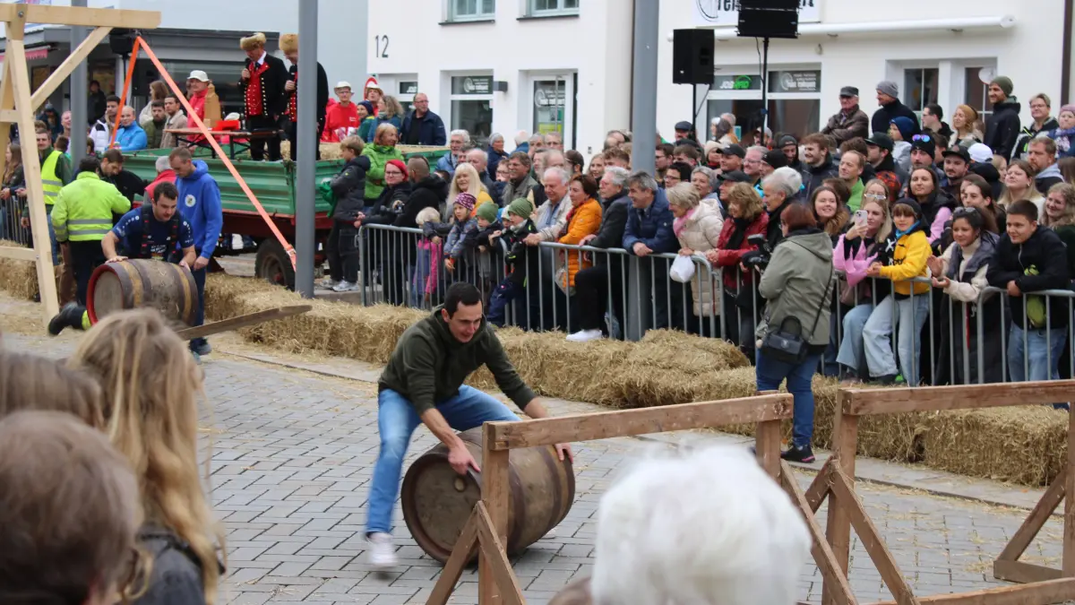 Am Kilbig-Sonntagnachmittag garantiert das urige Bierfassrollen im Stadtzentrum ein einmaliges Spektakel.
