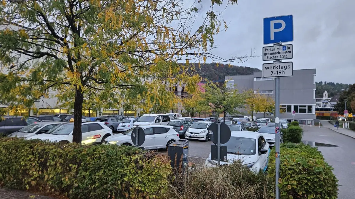 Auch Bahnpendler haben durch die Einführung der Parkraumbewirtschaftung mit Vier-Stunden-Zeitfenster Probleme.