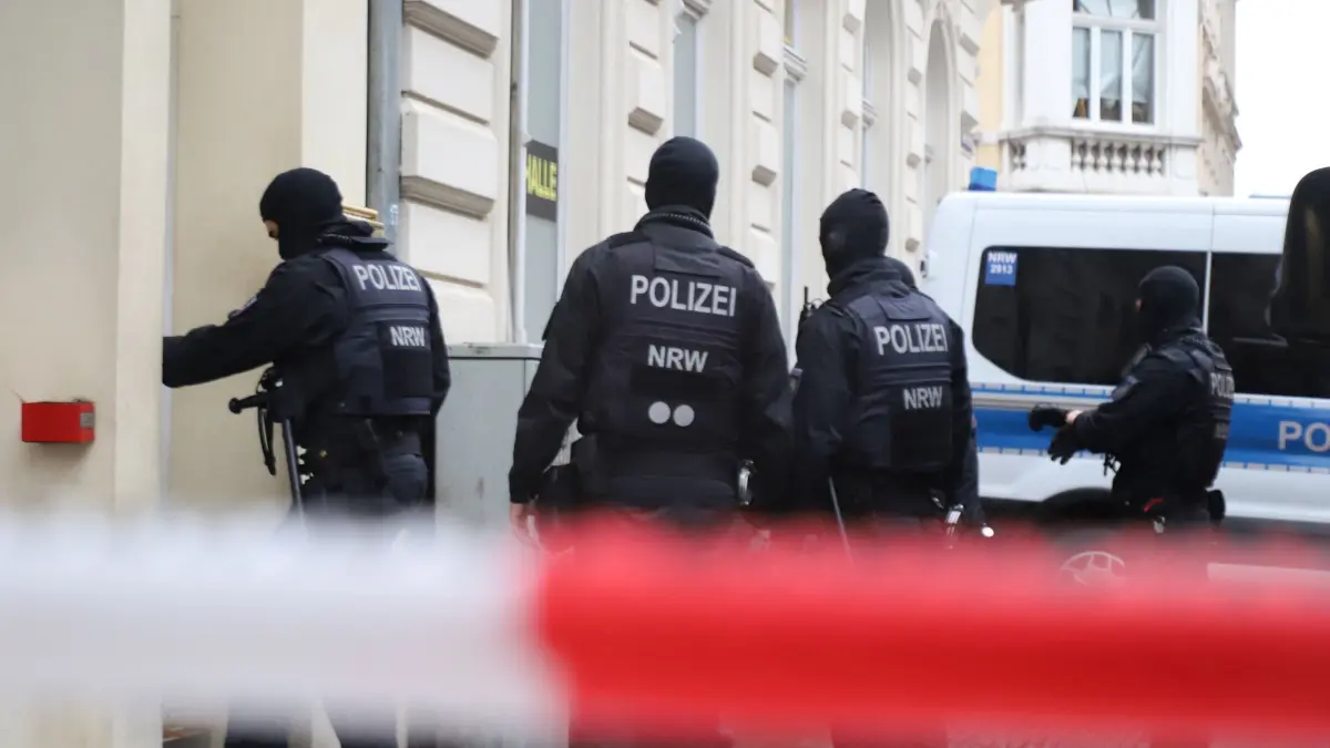 Durchsuchungen wegen Verdacht auf Waffen- und Drogenhandel: Einsatzkräfte der Polizei arbeiten an einem Einsatzort. In Nordrhein-Westfalen und Rheinland-Pfalz laufen seit dem frühen Morgen Polizeieinsätze gegen organisierten Waffen- und Rauschgifthandel. Beteiligt seien Spezialeinheiten der Polizei, teilten Staatsanwaltschaft und Polizei Köln mit. (zu dpa: «Razzia gegen mutmaßliche Waffenhändler: Zehn Festnahmen»)